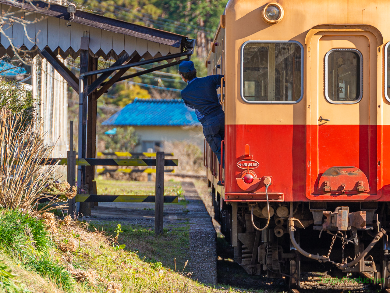 前方の安全確認を行いながら月崎駅を発車する試運転列車