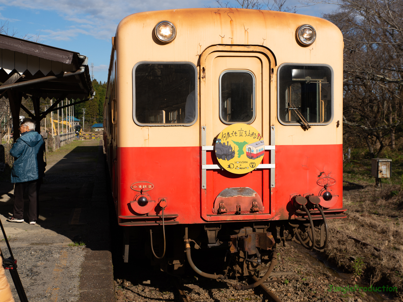 災害以来初めての営業列車が月崎駅に到着