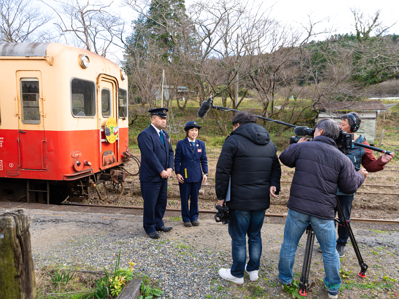 月崎駅でＮＨＫからインタビューを受ける運転士さんと車掌さん