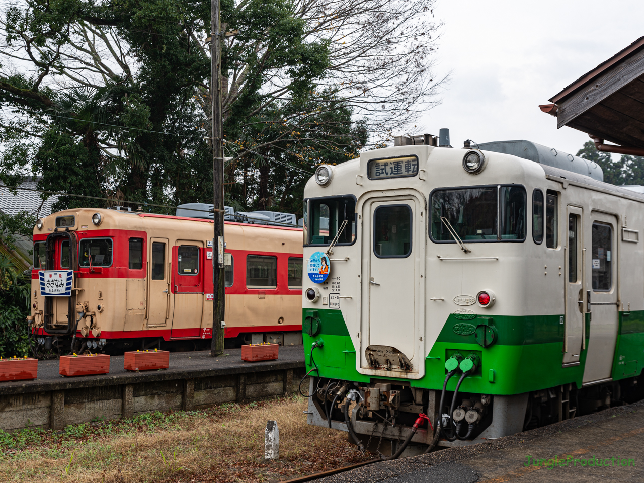 いすみ鉄道のキハ58と小湊鉄道のキハ40が上総中野駅で並ぶ