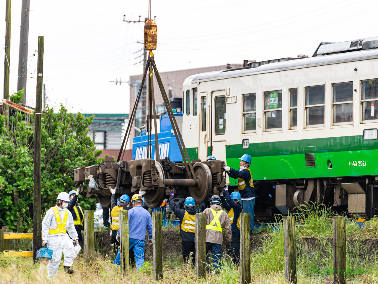 キハ40の台車をレールに載せる