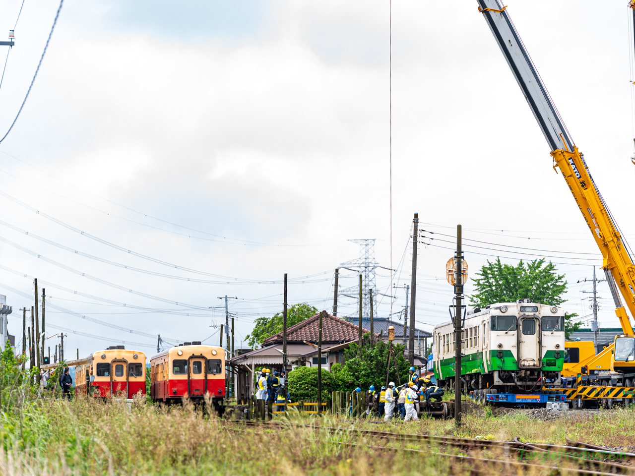 上総山田駅で交換する上下列車と載線作業中のキハ40