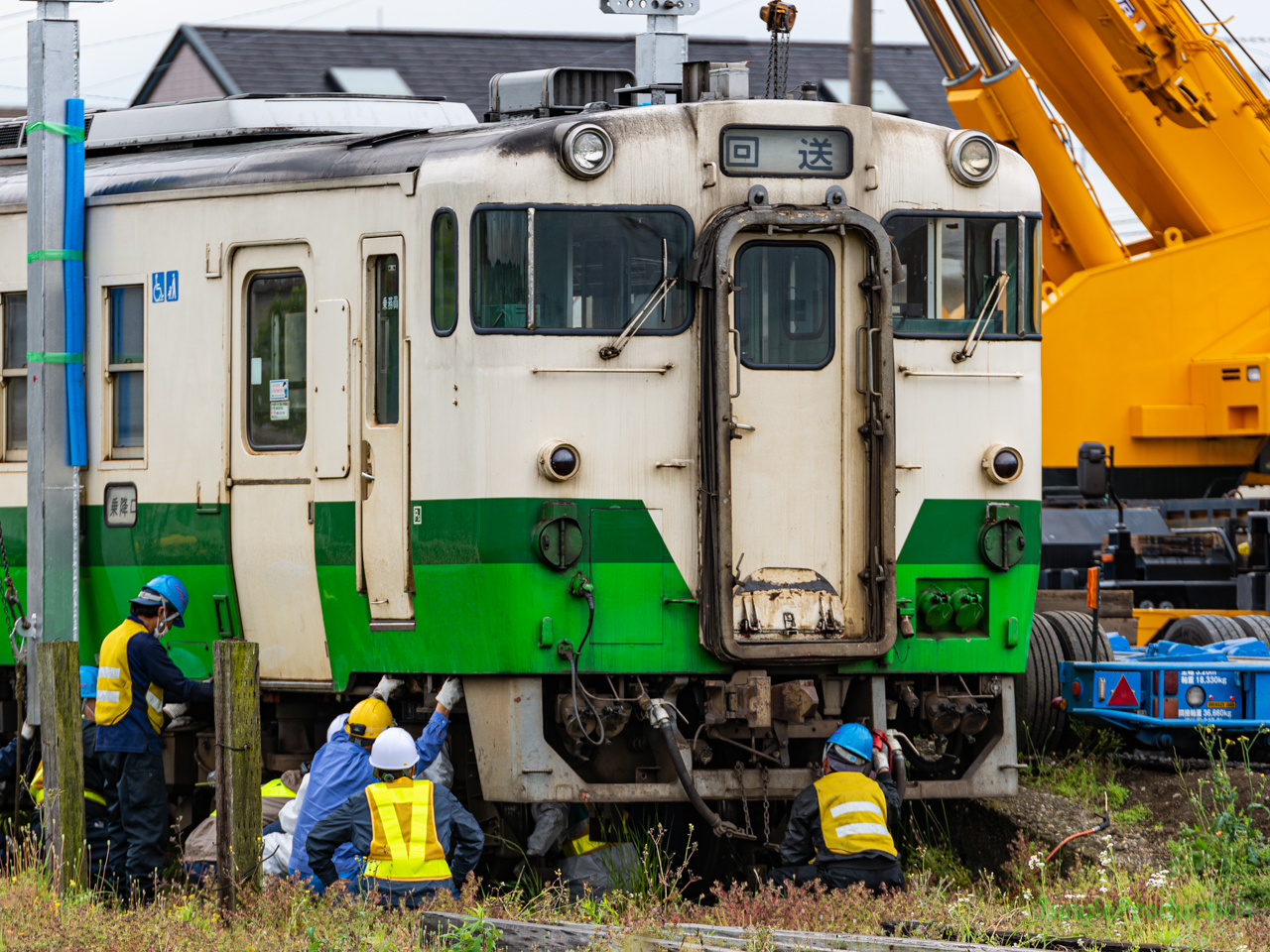 台車と車体をつなげる作業を受けるキハ40