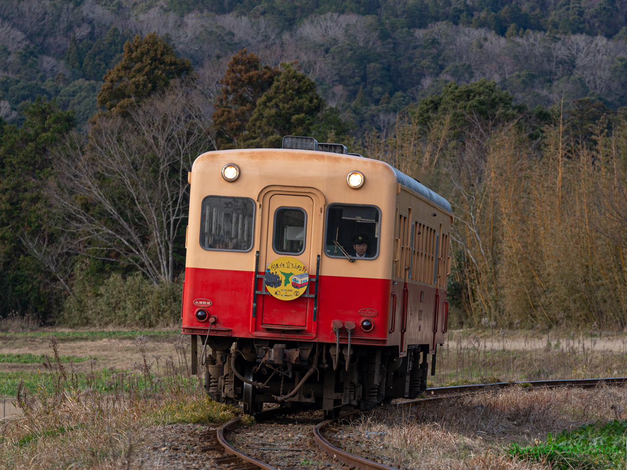 石神地区を走る北神急行さんとのコラボヘッドマーク付き列車