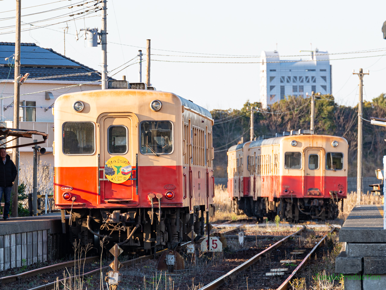 上総村上駅で下り列車と交換する北神急行さんとのコラボヘッドマーク付き上り列車