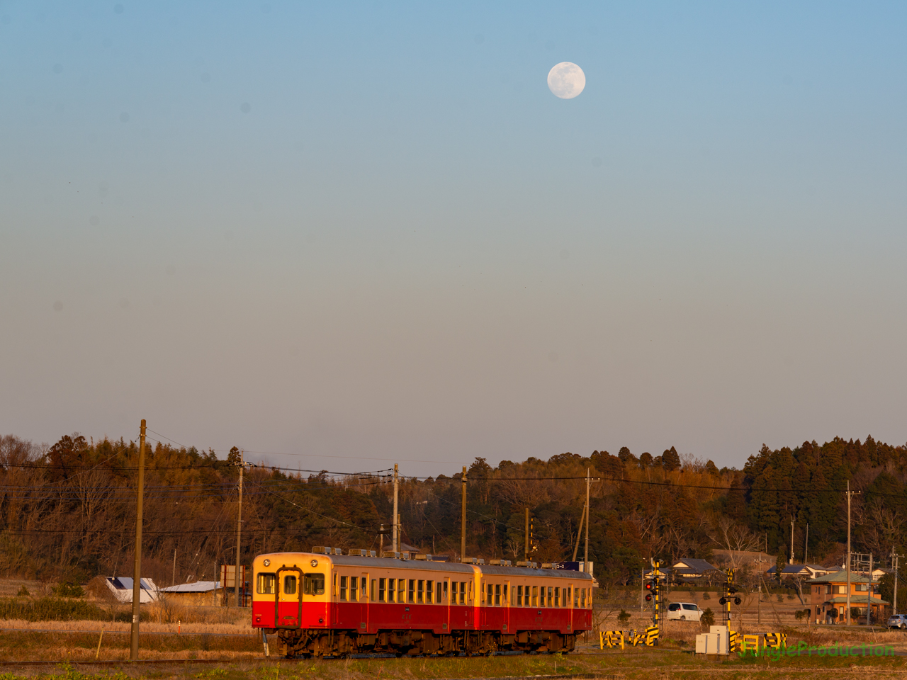 満月１日前のまんまるお月様と小湊鉄道の列車