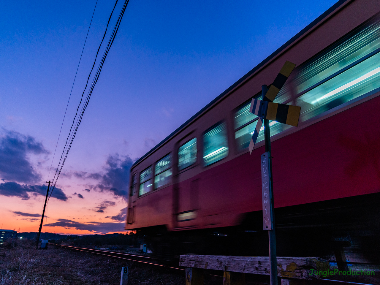 夕焼けと踏切と小湊鉄道の気動車