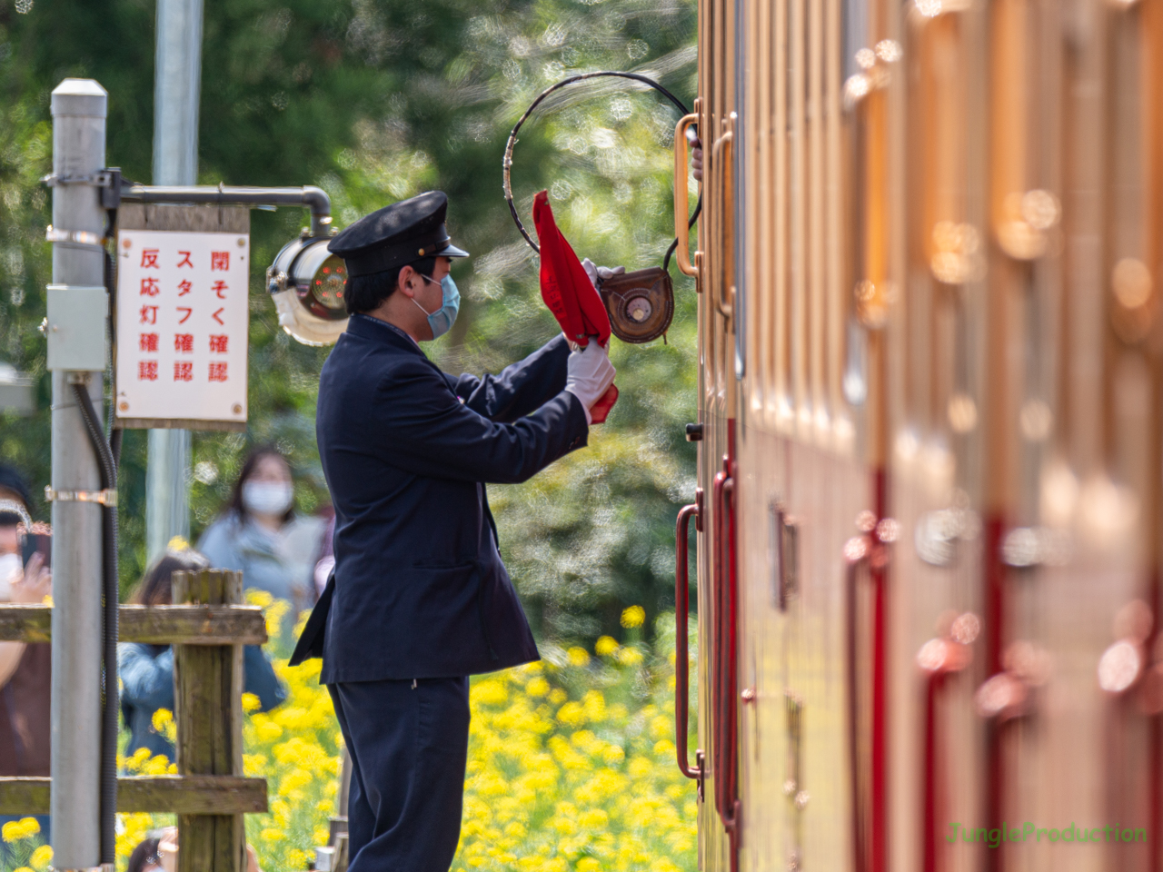 新米駅員さんによるタブレット収受