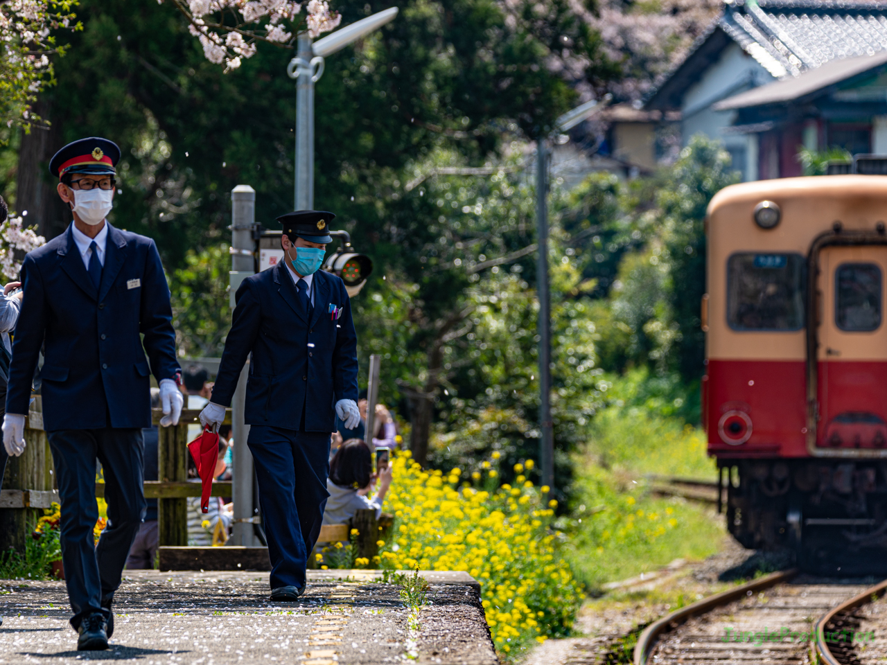 列車が出発して事務室に帰る駅員さん２名