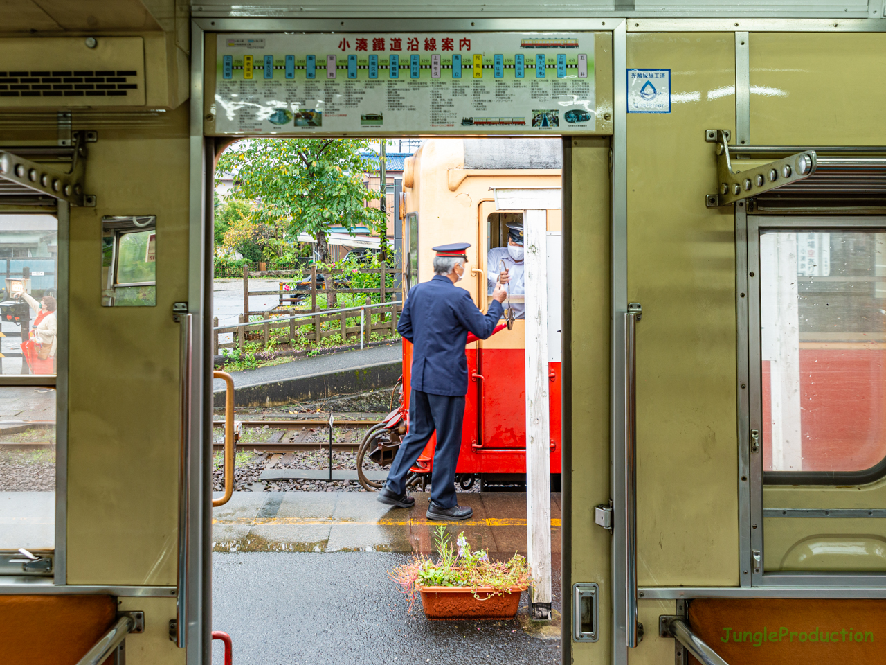 キハ202の車内から下り列車のタブレット受渡シーンを見る