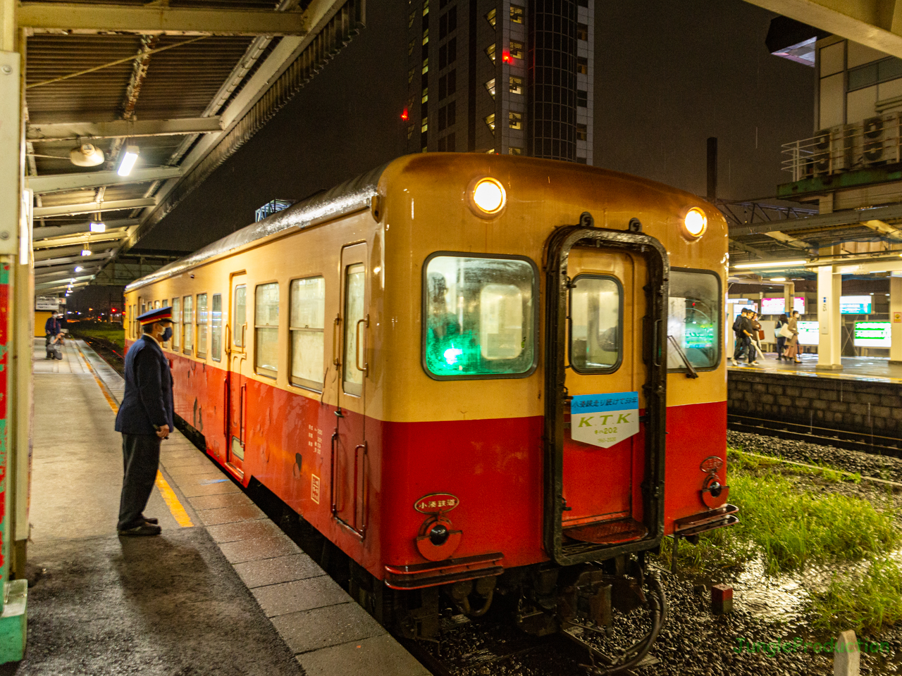 最後の営業運転を終えて車庫に入るキハ202