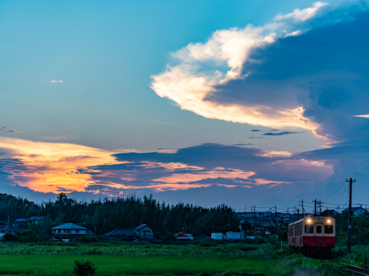 夕焼け雲と積乱雲とキハ200