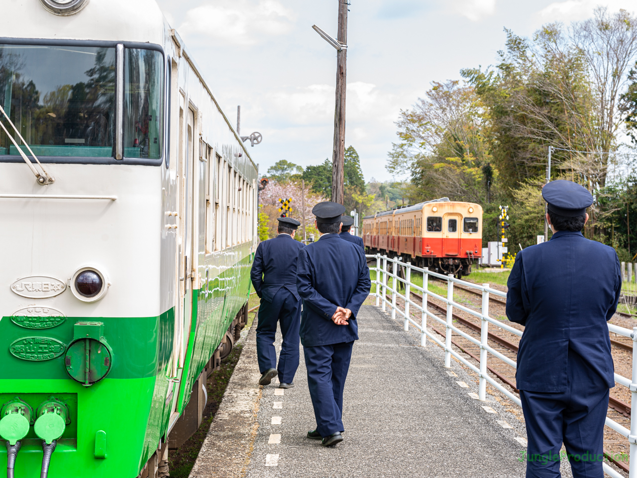 下り列車を見送る試運転乗務員さんたち