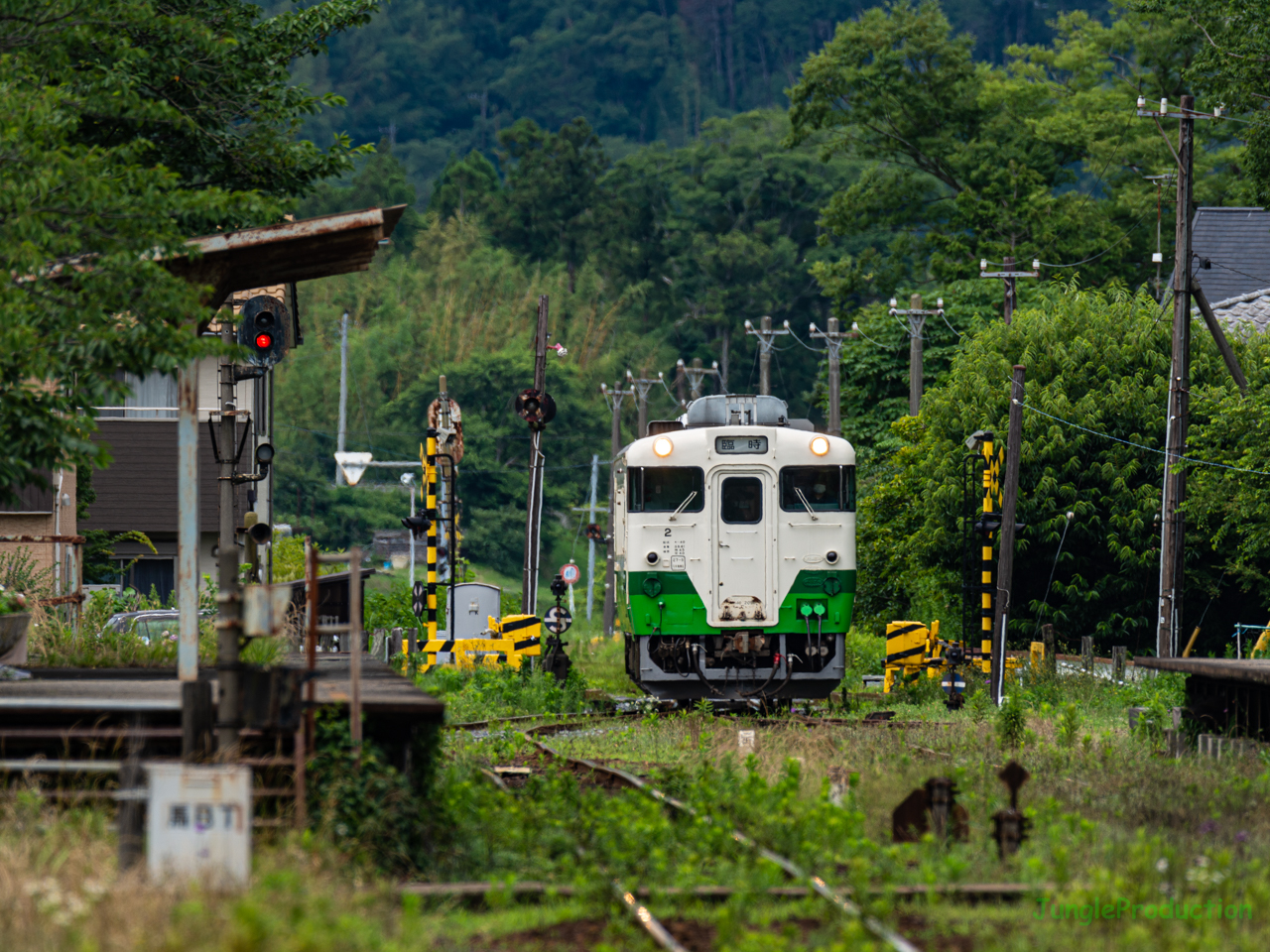 山深い感じの馬立駅へ入線するキハ40