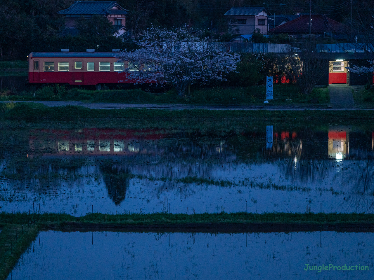 夕闇迫る上総川間駅と小湊鐵道